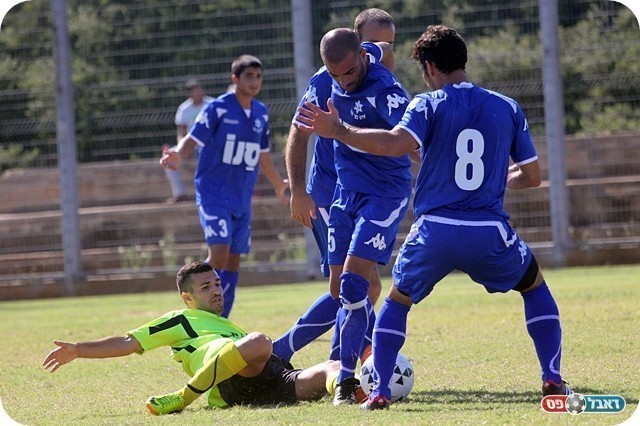 כדור רוחב שהביא לשער. הלל מתקל את גיא כהן (צילום: לירן דורף)
