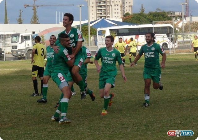 לנצח שוב. שחקני גבעת שמואל חוגגים במשחק הקודם (צילום: אלי שמואלי)