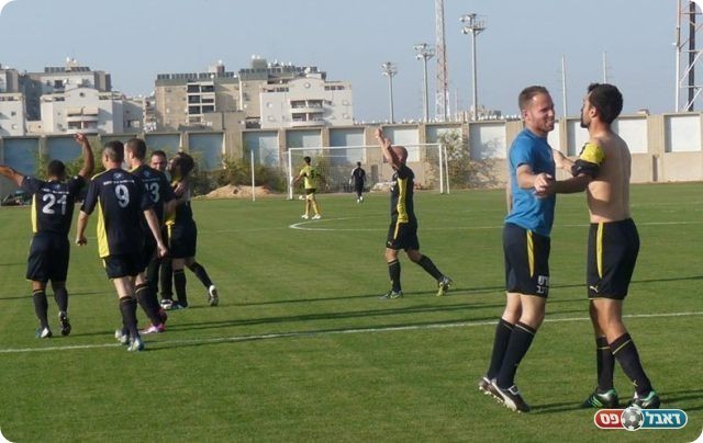 חוגגים ניצחון על המגרש (אלי שמואלי)