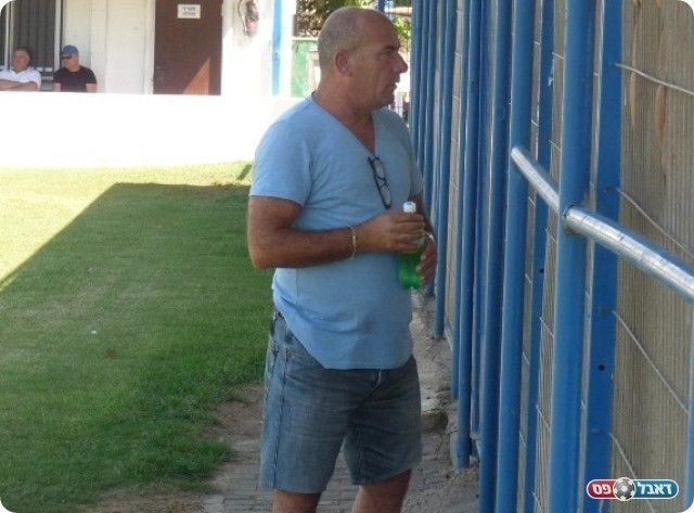 מסתכל בראייה רחבה. חמו