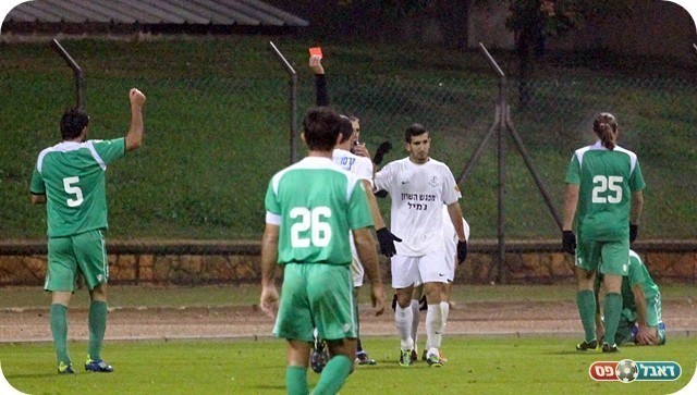 הוציא את תסכולו. האדום של שקל (צילום: לירן דורף)