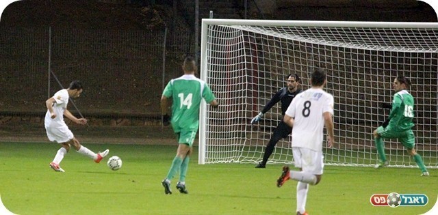 שער של בית ספר לכדורגל. כהן בועט (צילום: לירן דורף)