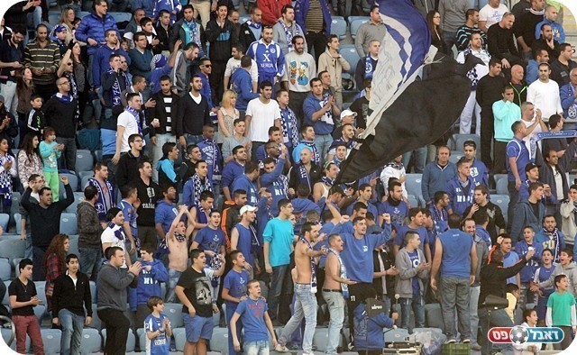 קנו 0:1 מתוק. אוהדי פ"ת (צילום: לירן דורף)