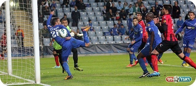 קטמון כמעט חזרה למשחק. הכדור של מזור חומק החוצה (צילום: לירן דורף)