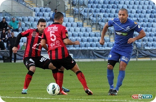 חצי מצב ראשון. פרננדז מכניס עומק (צילום: לירן דורף)