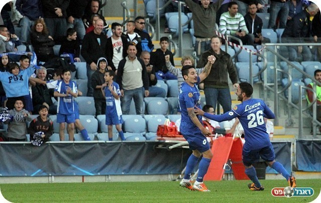 וחוגג עם אלקסלסי (צילום: לירן דורף)