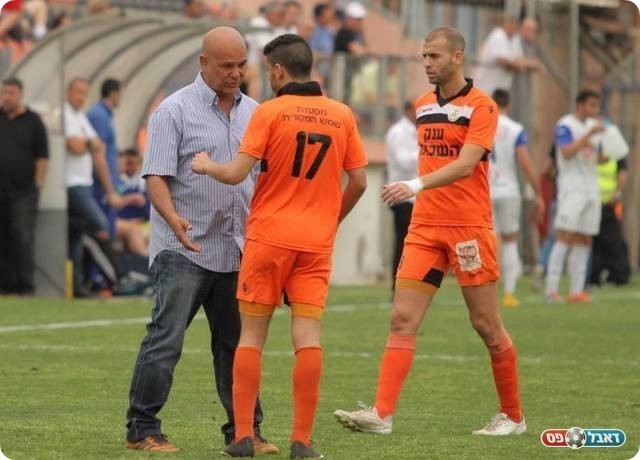 הכפר לא הלכה לאחור. כרמלי מחלק הוראות לאוחיון (קובי רוזן)