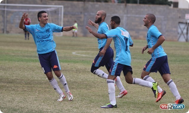 בקה נחשפה מאחור. שחקני ג'ת חוגגים את השני (צילום: שלומי גבאי)