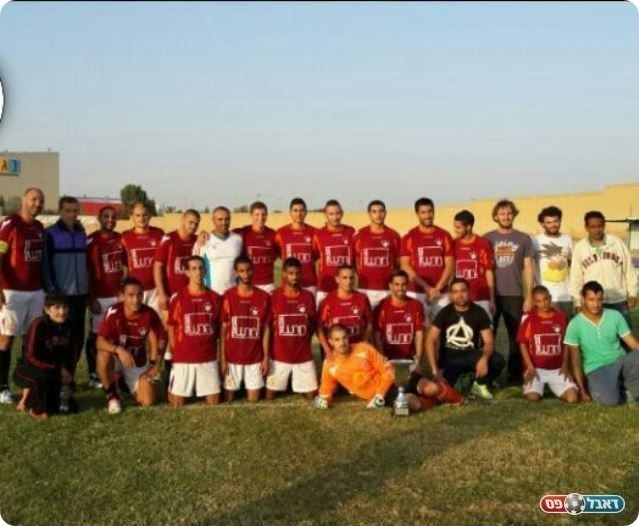 זכייה היסטוריה. שחקני ירוחם עם הגביע 