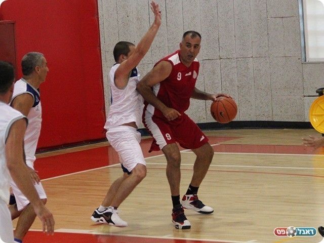 אבי בן לולו (באדום) שחקנה הבולט של הדסה (צילום: מוחמד חאדר אניס)