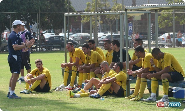 קשטן מתדרך את שחקניו. הרצליה נראית מצוין