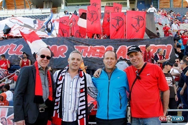 חתני השמחה לפני המשחק, אורי שירצקי, ראש העיר ניר ברקת, יוסי ליפקין ולארי טננבאום (גיא יצחקי)