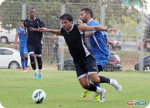 בלט לטובה במחצית. יונס (בשחור) במאבק עם מורג'ן (צילום: לירן דורף)