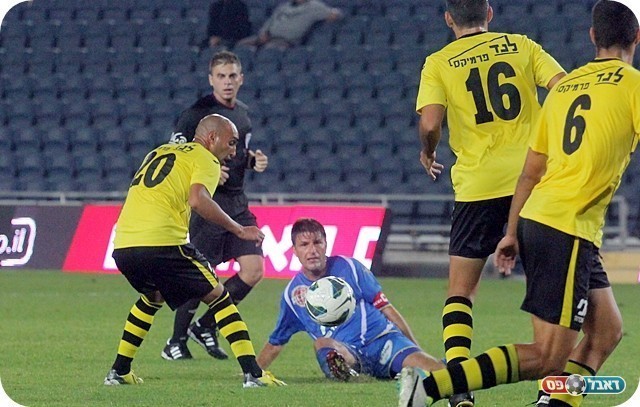 בעיטות מרחוק. אהרון מוקף בצהוב (צילום: לירן דורף)