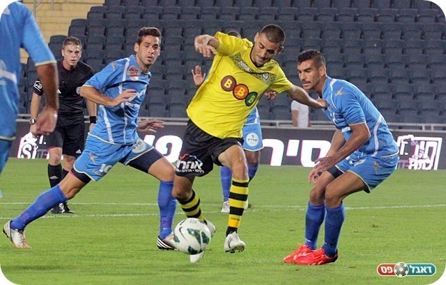 נסיון בעיטה ראשון. שריקי בורח מעזו ואלברמן (צילום: לירן דורף)