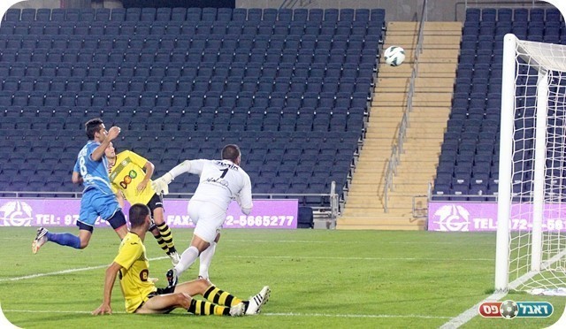 מצב ענק לנתניה. אקסברד נוגח למשקוף (צילום: לירן דורף)