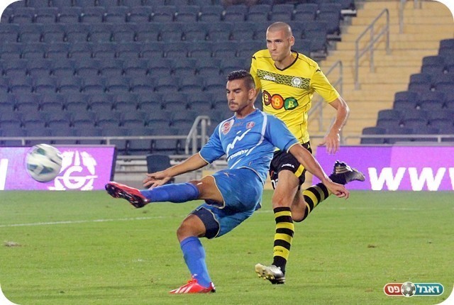 קטמון הפקירה את ההגנה. אלברמן מקדים את אקסברד (צילום: לירן דורף)