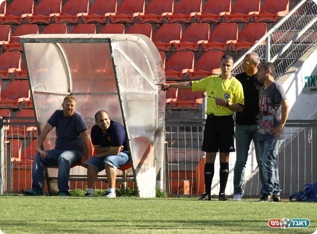 ואסולין מסביר (צילום: קובי רוזן)