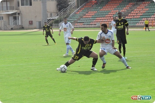 שליטה של כפ"ס במרכז השדה. פטלק ומשה ביטון (צילום: מוחמד חאדר אניס)