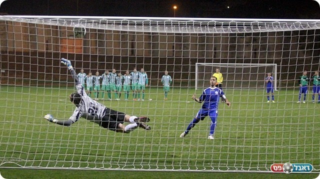 סולימאן מפגיז את המשקוף (צילום: לירן דורף)