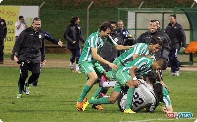 ערימת שחקנים על כהן (צילום: לירן דורף)