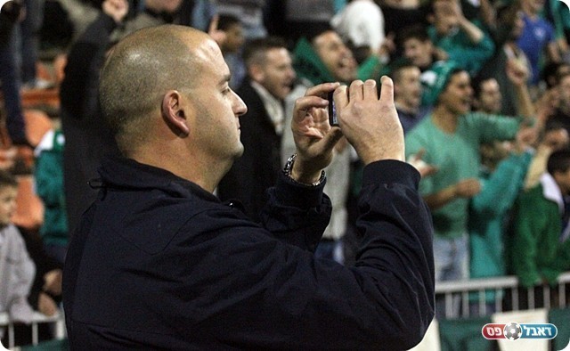 שחם מצלם מזכרת (צילום: לירן דורף)