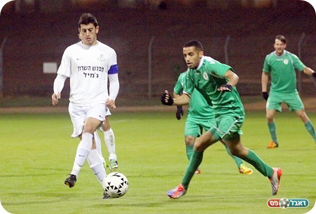 כפ"ס פתחה את המחצית בסערה. סהר לוי מול אור אטון (צילום: לירן דורף)