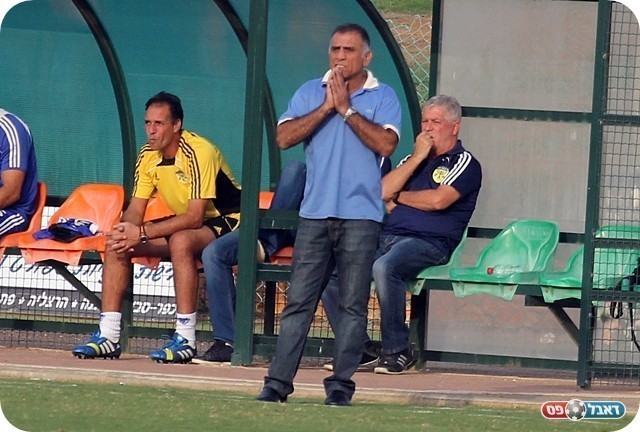 ניסה להעיר את שחקניו. בוזורגי (צילום: לירן דורף)