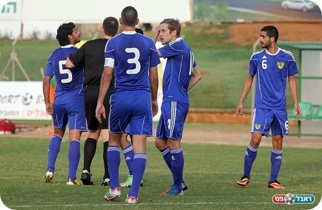 עימות מכוער. עקיבא וחוסיין (צילום: לירן דורף)