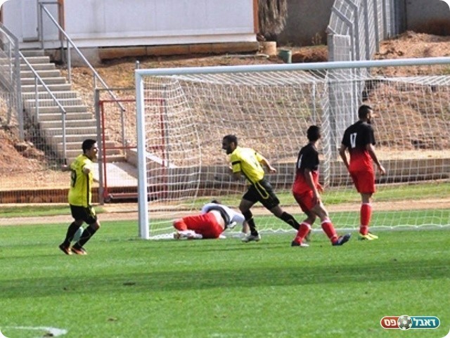 כפר סבא נטלה את היוזמה. הכדור של דוס סנטוס ברשת (צילום: חאדר אניס)