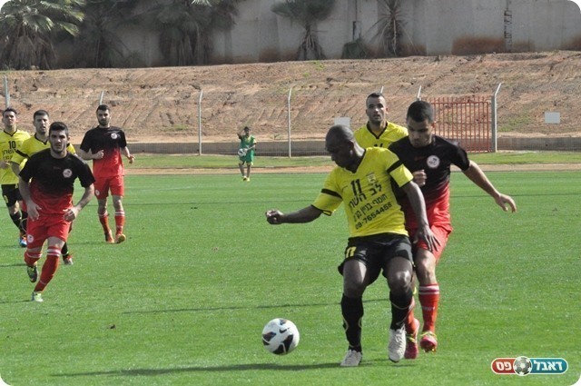 בעט ברשלנות. דוס סנטוס (צילום: חאדר אניס)