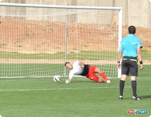 קרא נכון את הכיוון. גלברט הודף (צילום: חאדר אניס)