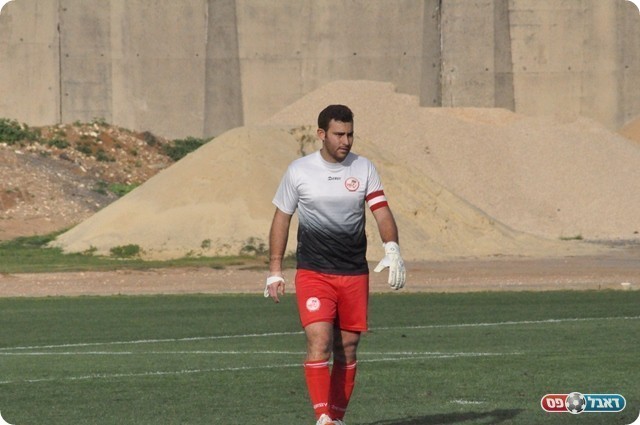 וממשיך לשחק חבוש (צילום: חאדר אניס)