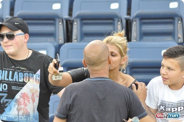 בדרך למאי שקט. שחקני כפ"ס חוגגים, סירוטקין מקבל פרגון מהאישה (צילום: חאדר אניס)