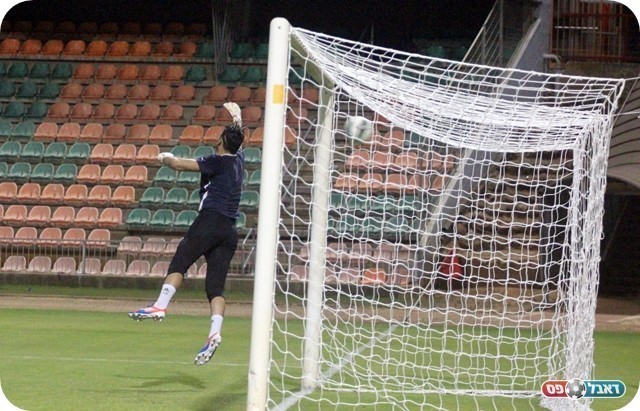 יפו חזרה למשחק. כהן נכנע לפנדל של לוי (צילום: לירן דורף)