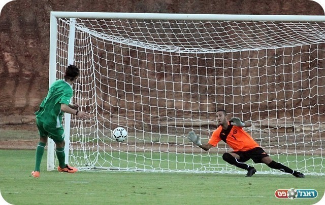 לא התבלבל. בניש כובש את הפנדל (צילום: לירן דורף)