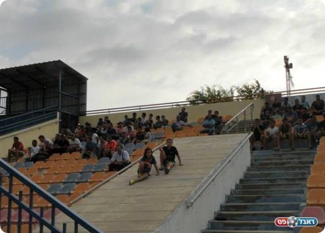 מתקרבים ל-300 חברים. אוהדי קריית גת (צילום: ולדי מויסייב)