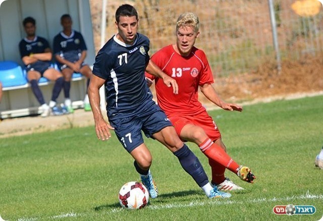ברסקי רודף אחרי רפי עמוס אתמול במשחק האימון (ולדי מויסייב)