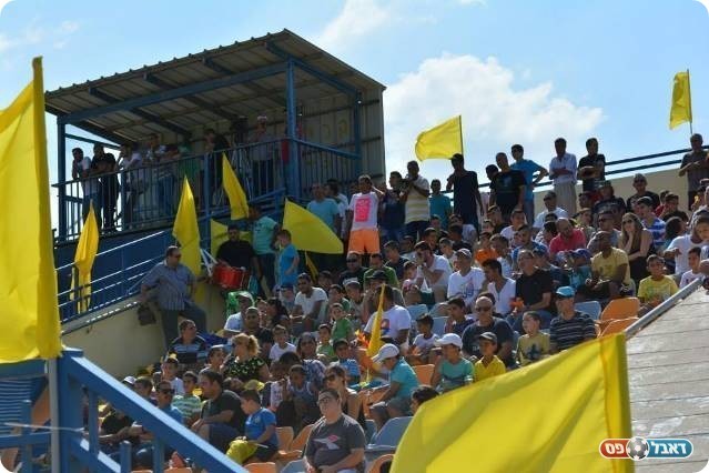 אווירה ביתית מובהקת. אוהדי קריית גת (צילום: ולדי מויסייב)