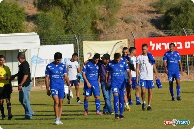 מאוכזבים. בוזגלו ושחקני ק. גת (צילום: ולדי מויסייב)