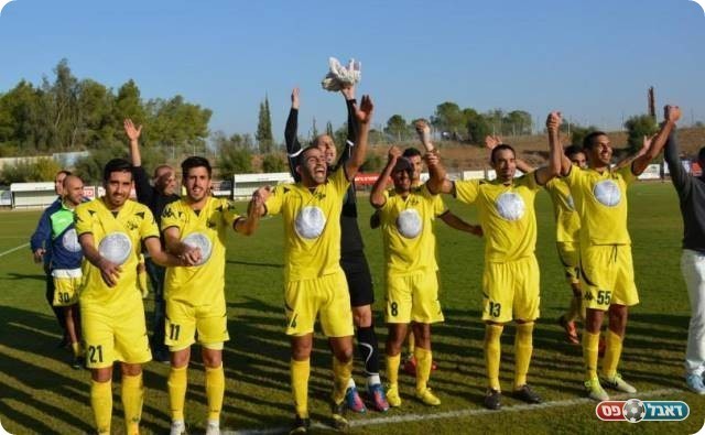 שמחה גדולה. שחקני קריית גת בסיום (צילום: ולדי מויסייב)