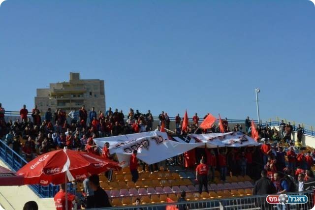 ירקו על שחקני קריית גת. אוהדי כפר קאסם (צילום: ולדי מויסייב)