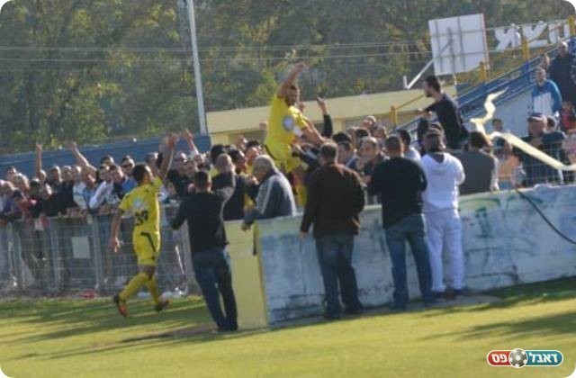 עם האוהדים. חגיגה שעלתה למשה בהרחקה (צילום: ולדי מויסייב)