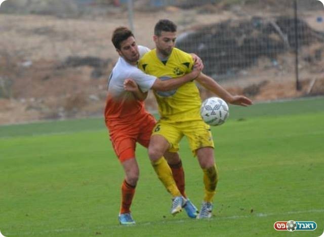 קריית גת לחצה. לייבה "מחבק" את טמיר (צילום: ולדי מויסייב)