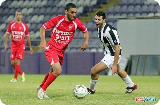 אזור איבדה את מרכז המגרש. חקאק "צורח" על אלעד כהן (צילום: לירן דורף)