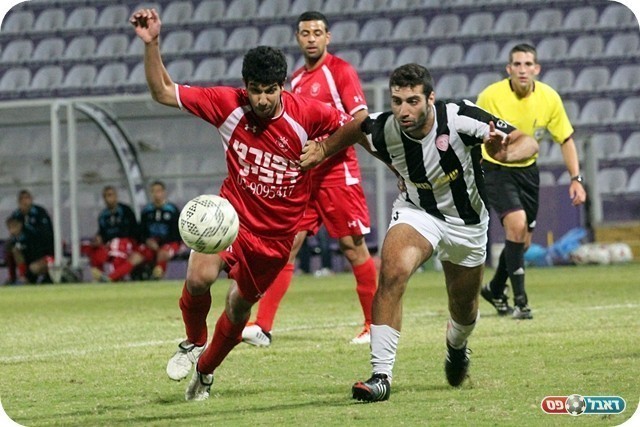 פנדל מוצדק. אבו לאפי עם חקאק (צילום: לירן דורף)