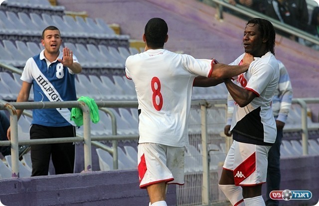 סרסור מתעמת עם האוהד