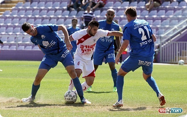 ניסים אליהו מנסה לעבור בין החומה הכחולה (לירן דורף)