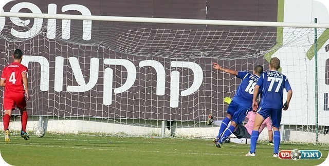 פנדל מוצדק. קרגולה כובש (צילום: לירן דורף)