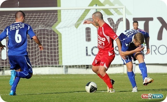 אדום מוצדק. המרפק של אבן לברסקי (צילום: לירן דורף)